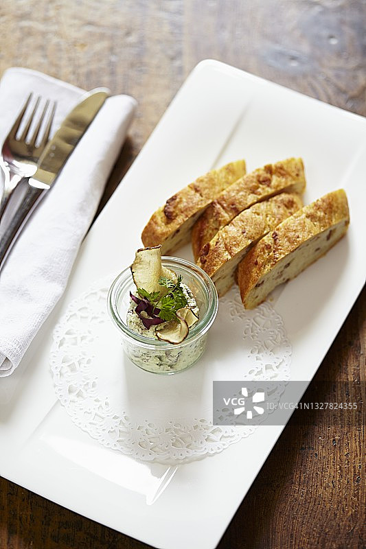 牛肝菌菊苣酱配自制面包图片素材