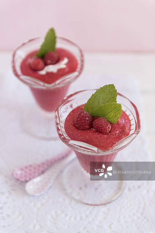 两杯覆盆子慕斯图片素材