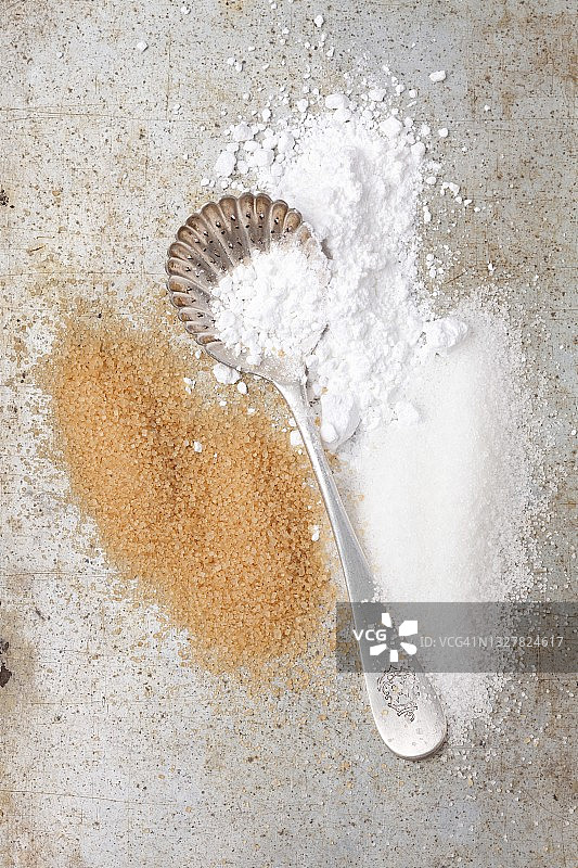 勺子和各种类型的糖（白砂糖、红糖和糖粉）图片素材