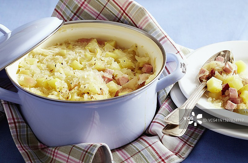 埃姆登式酸菜配腌肉和土豆图片素材