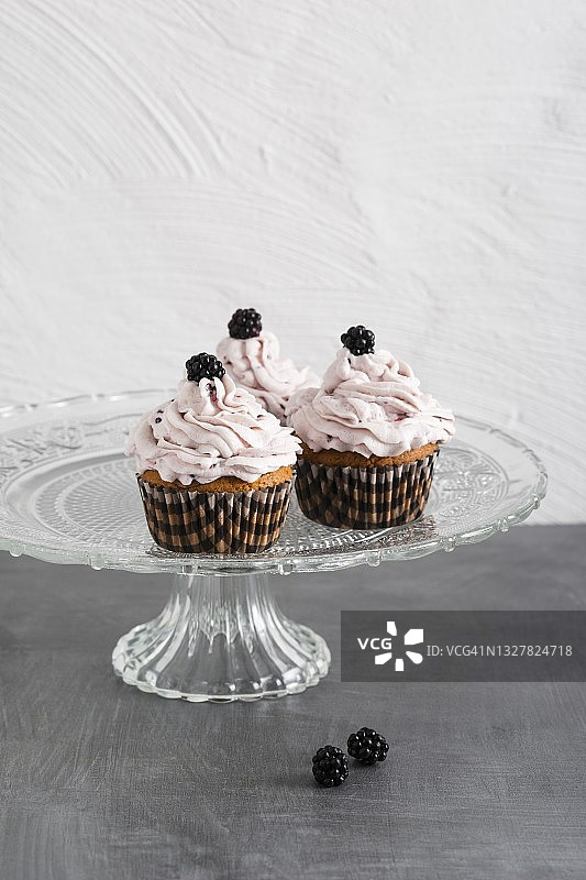 黑莓奶油纸杯蛋糕图片素材