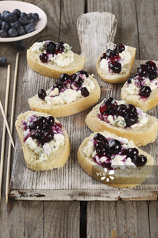 戈尔贡佐拉蓝莓法棍小吃图片素材