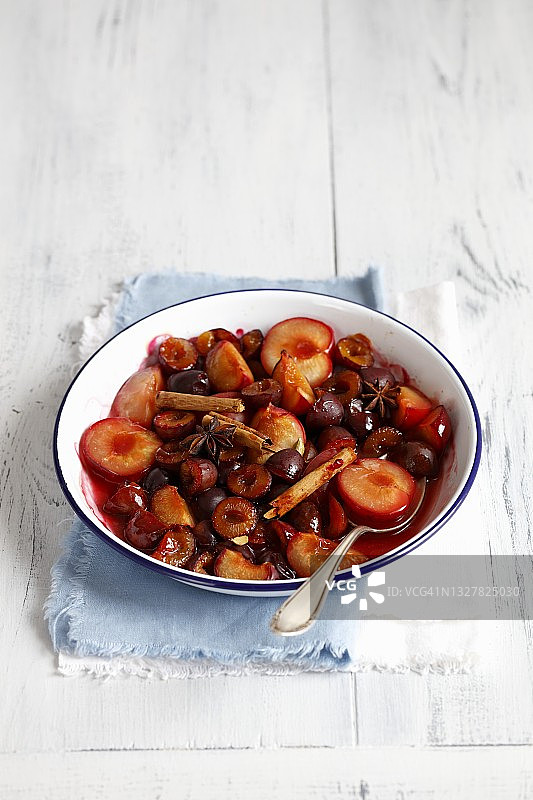 肉桂、茴芹和小豆蔻李子蜜饯图片素材