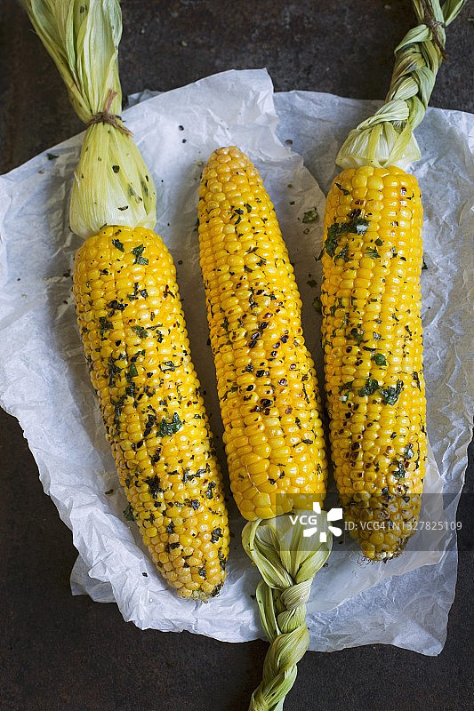 烤箱烤玉米棒配香草黄油图片素材