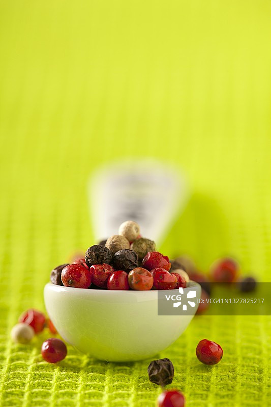 勺子里的各种不同颜色的胡椒图片素材