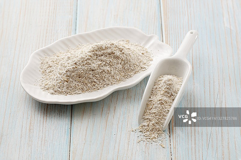 盘子和勺子上的燕麦麸皮图片素材