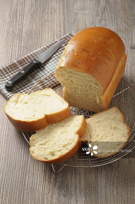 线架上切片的奶油面包图片素材