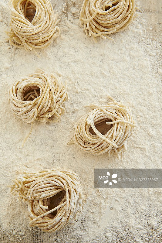 撒满面粉的台面上的新鲜意大利面图片素材