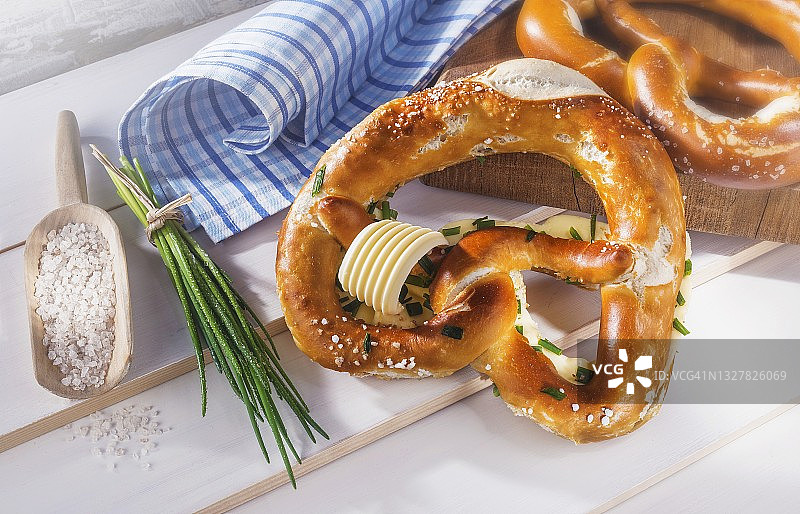 碱水面包，配黄油和韭菜图片素材