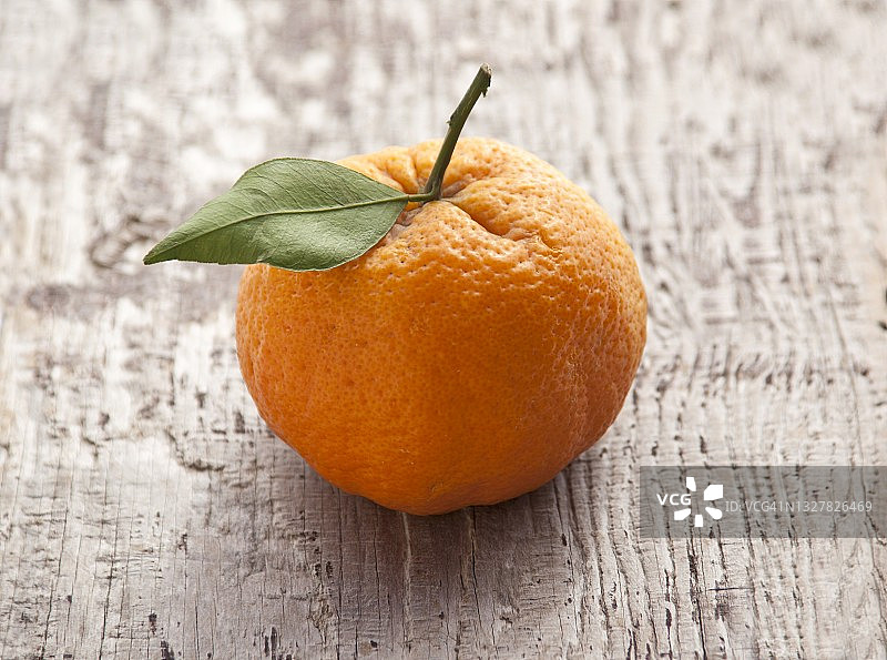 老木背景上的沙斯塔黄金橘子图片素材