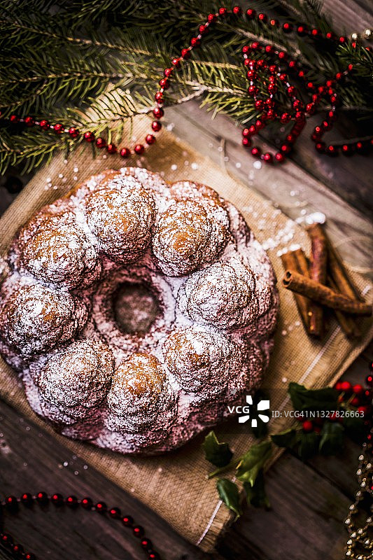 木质表面的圣诞蛋糕图片素材