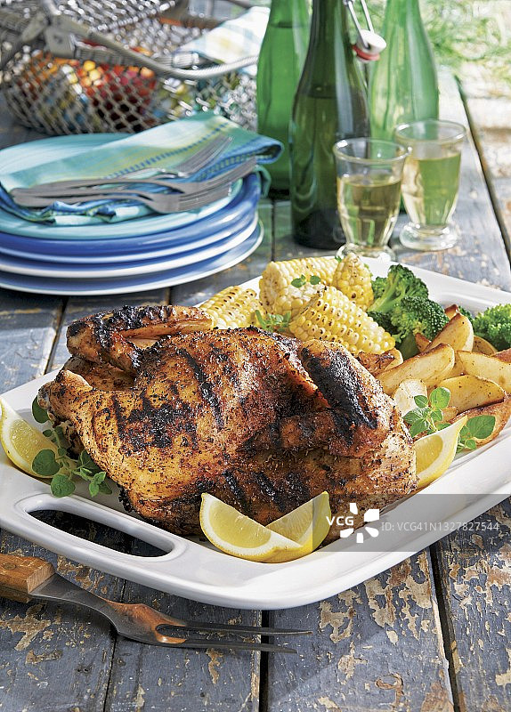 半只烤蒜香鸡配甜玉米和薯角图片素材