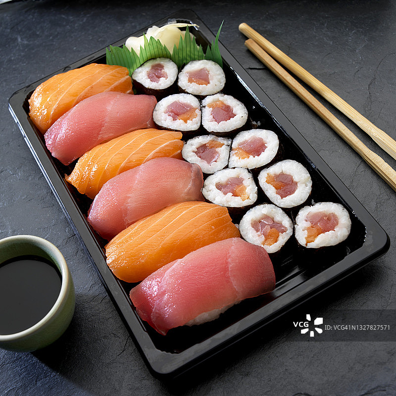 三文鱼和金枪鱼寿司卷（日本）图片素材