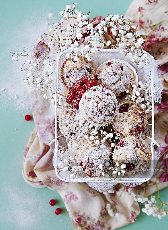 白色篮子里的奶油奶酪和红色浆果松饼图片素材