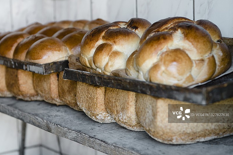 德国南部甜面包和木柴烤箱烘烤的酸面包图片素材