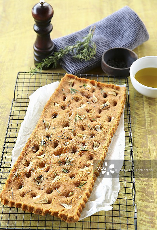 配番茄干、大蒜和香草的纯素佛卡夏面包图片素材