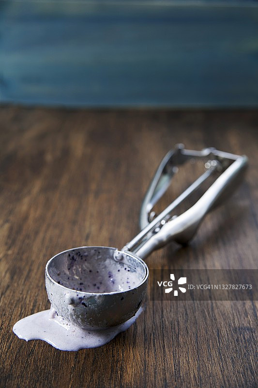 融化的冰淇淋勺图片素材