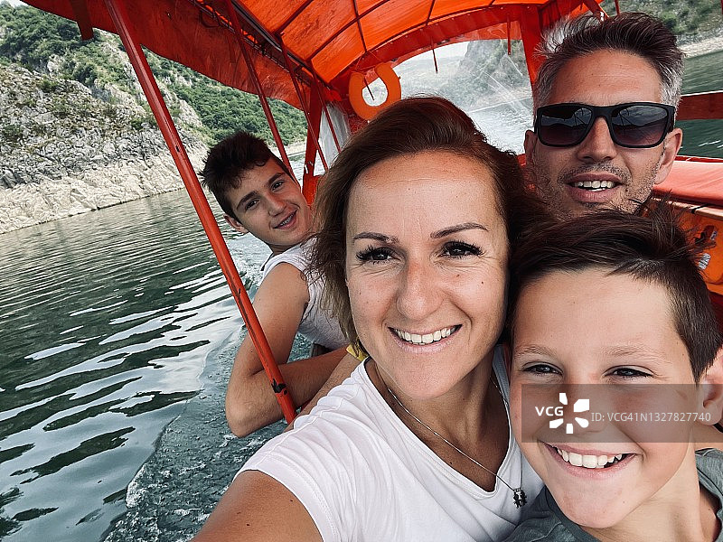 幸福家庭乘船游玩图片素材