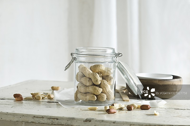乡村厨房桌子上玻璃罐里和旁边的花生图片素材