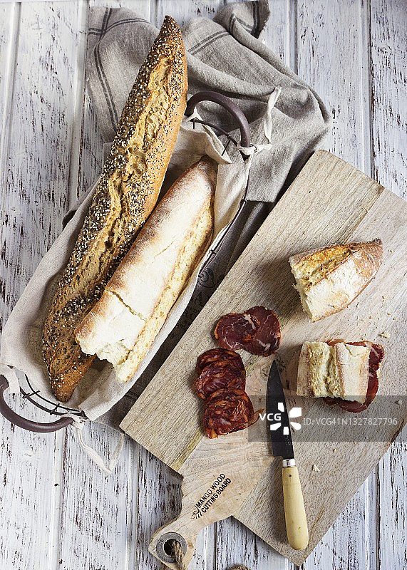 准备西班牙香肠三明治图片素材