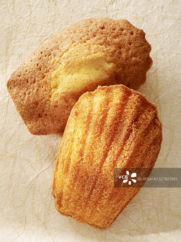 两个玛德琳蛋糕（顶视图）图片素材