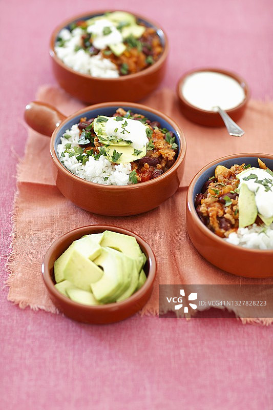 辣椒肉配米饭和牛油果图片素材