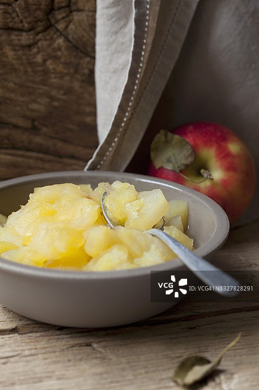 碗中盛有苹果蜜饯和勺子图片素材
