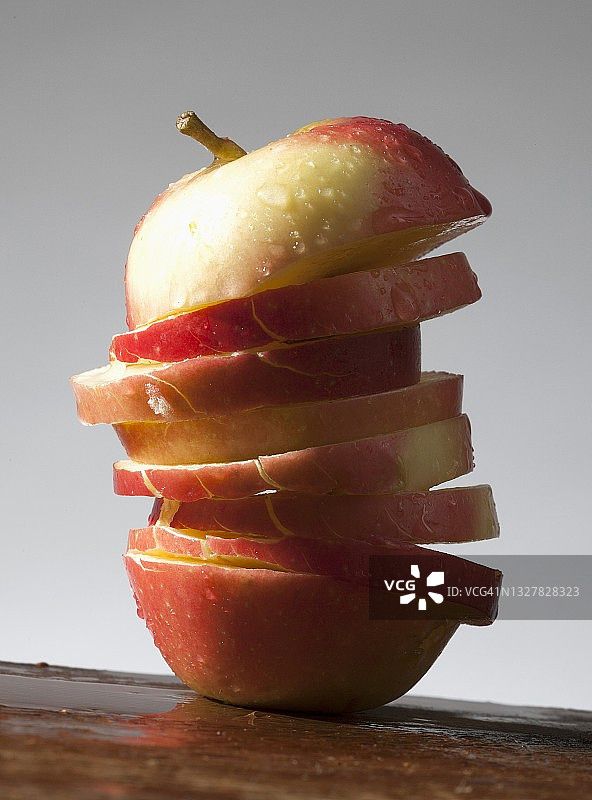 切成片的苹果，带着水滴图片素材