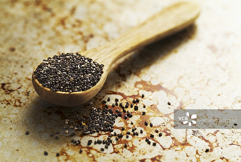 旧烤盘上木勺里的奇亚籽图片素材