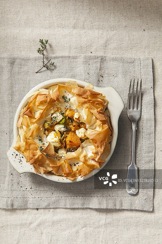 烤制冬南瓜、菲达奶酪和百里香千层酥皮图片素材