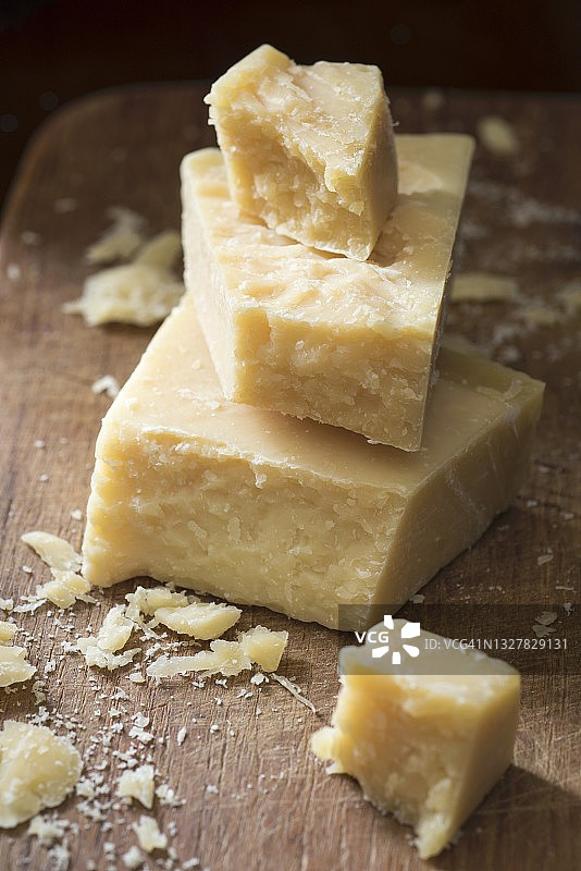 木板上堆叠的帕尔马干酪块图片素材