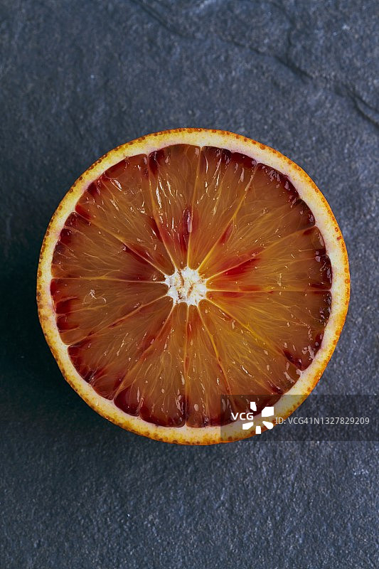 灰色背景上的半个血橙图片素材