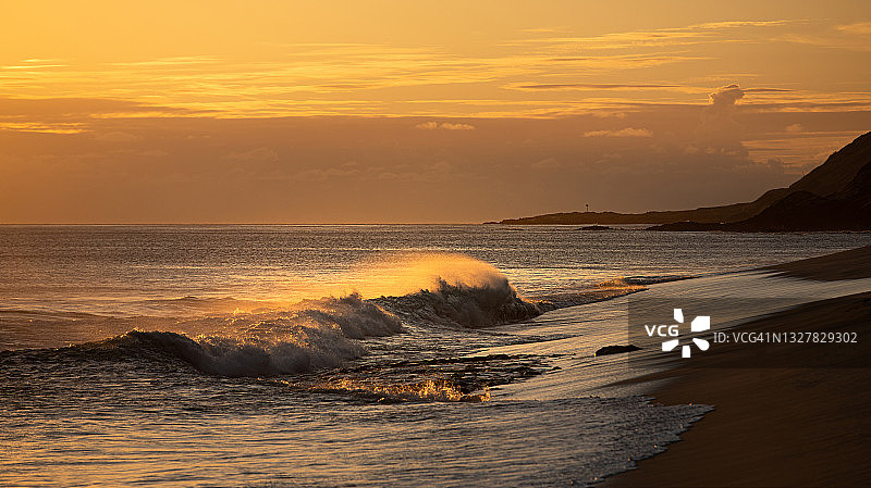 夏威夷Keawaula海滩的日落波浪图片素材