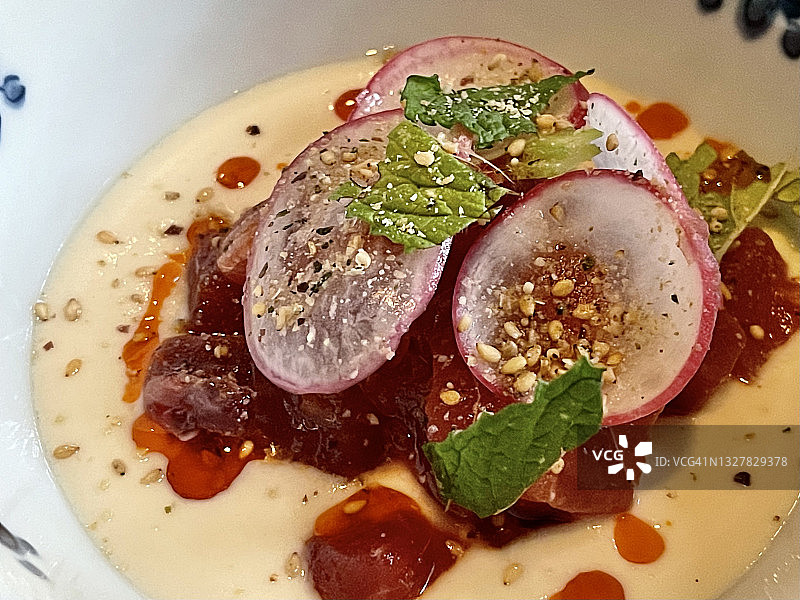 美味小吃：烤红甜菜根、腌萝卜片、薄荷和芝麻，配以咸味酱汁图片素材