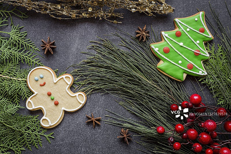 木桌上放着圣诞饼干图片素材