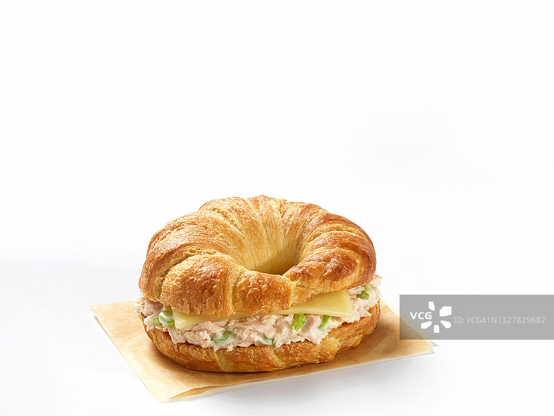 金枪鱼沙拉奶酪可颂面包图片素材