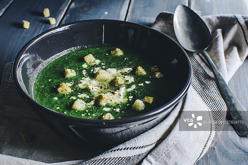 菠菜菲达奶酪面包丁汤图片素材