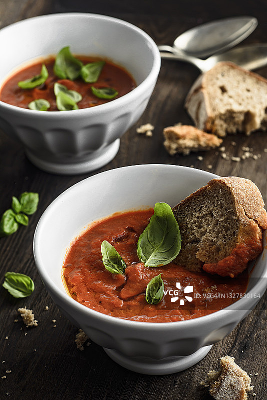 烤番茄奶油汤配罗勒和面包片图片素材