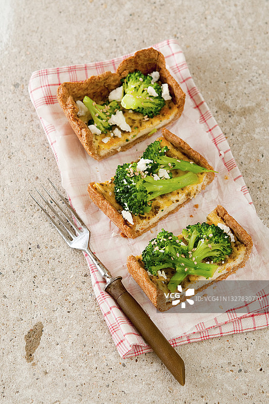 西兰花乳蛋饼配芝麻和绵羊奶酪图片素材