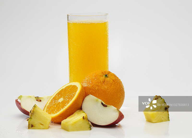 玻璃杯中的菠萝、橙子和苹果果汁图片素材