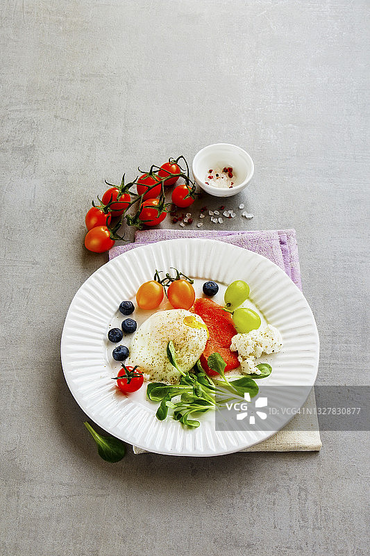 烟熏三文鱼配水波蛋、意大利乳清干酪、沙拉和水果图片素材