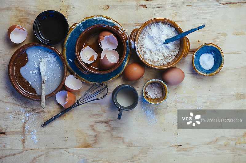 碗、面粉、鸡蛋和蛋壳摆拍图片素材