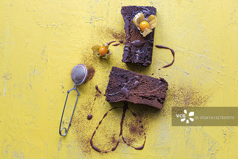 巧克力软糖蛋糕与灯笼果图片素材