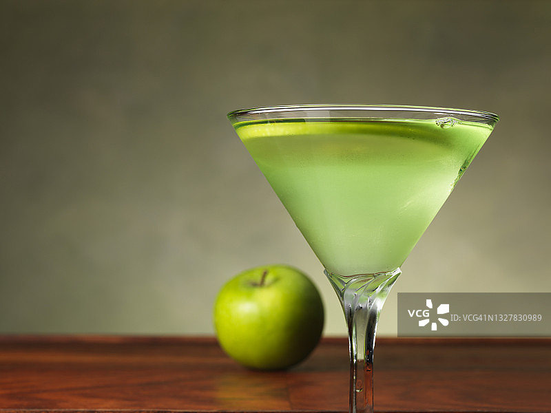 高脚杯中的苹果马提尼图片素材