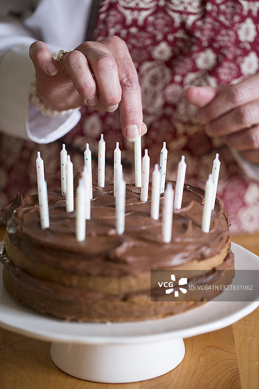 装饰着蜡烛的生日蛋糕图片素材
