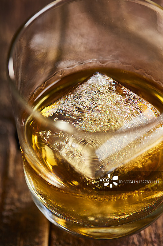 冰镇波旁威士忌图片素材
