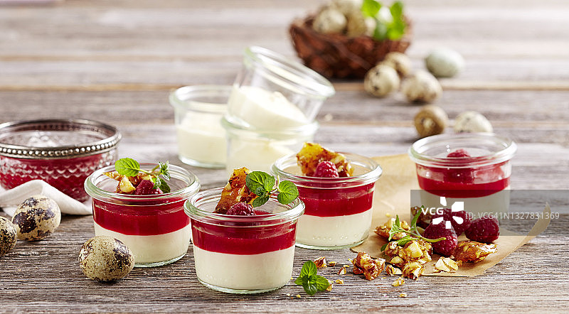 梅森罐中的覆盆子酱杏仁奶油和杏仁饼干，饰有鹌鹑蛋图片素材