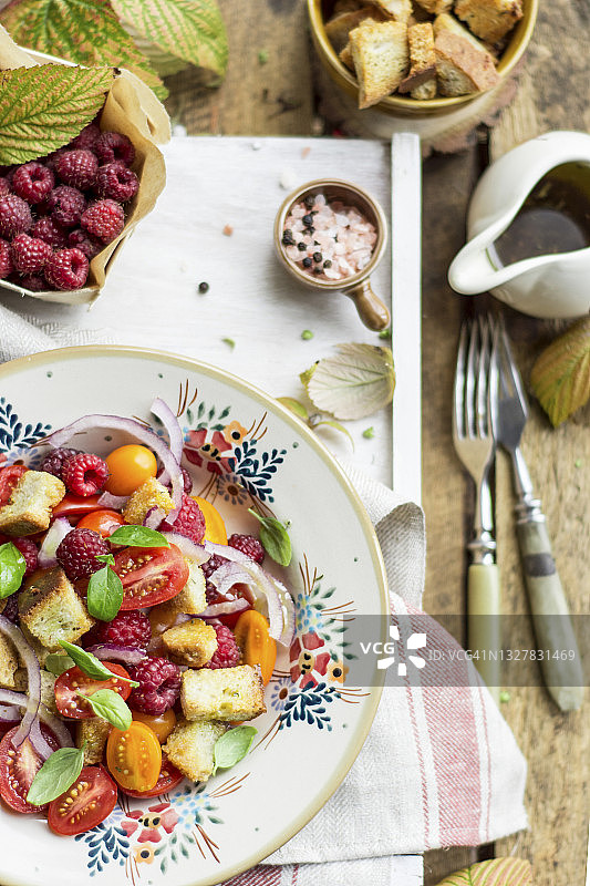 番茄沙拉配覆盆子、洋葱和面包丁图片素材