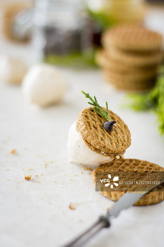 甜蛋白酥皮坚果与燕麦饼干和坚果酱图片素材