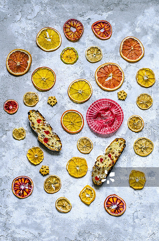 由史多伦面包片、柑橘片和圣诞标签制成的圣诞节图案图片素材